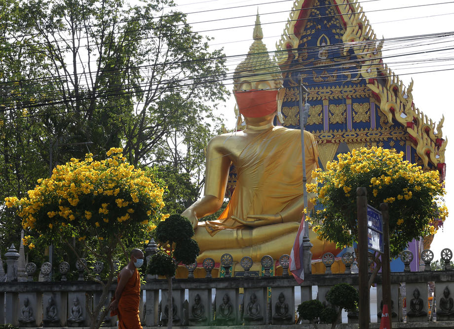 Statuile lui Buddha din Bangkok sunt acoperite cu măști de protecție, ”pentru a da un exemplu”