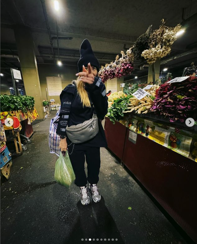 Delia și-a făcut cumpărăturile din piața Obor și a plecat acasă cu metroul. Ținuta vedetei a atras toate privirile celor din jur
