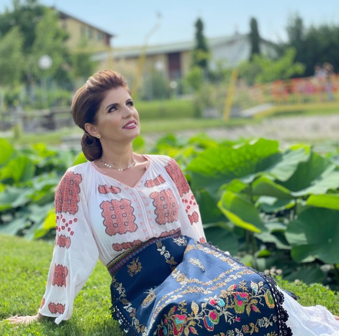 Mariana Ionescu Căpitănescu face yoga de 3 ani. Cum arată la 53 de ani cântăreața, care a pozat în costum de baie: „Duc o viață destul de echilibrată”