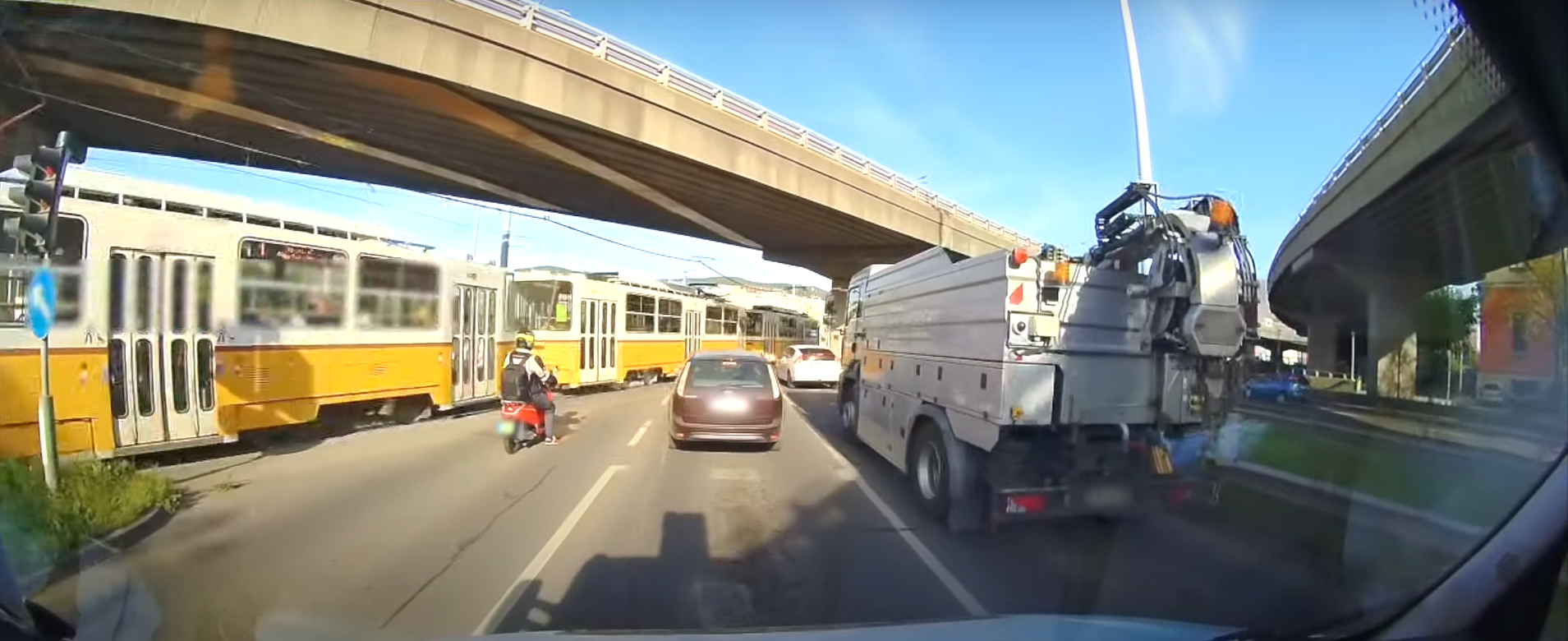 A BKV már vizsgálja a „kamikaze villamos” esetét, amelynek a vezetője kis híján elgázolt egy motorost – videó