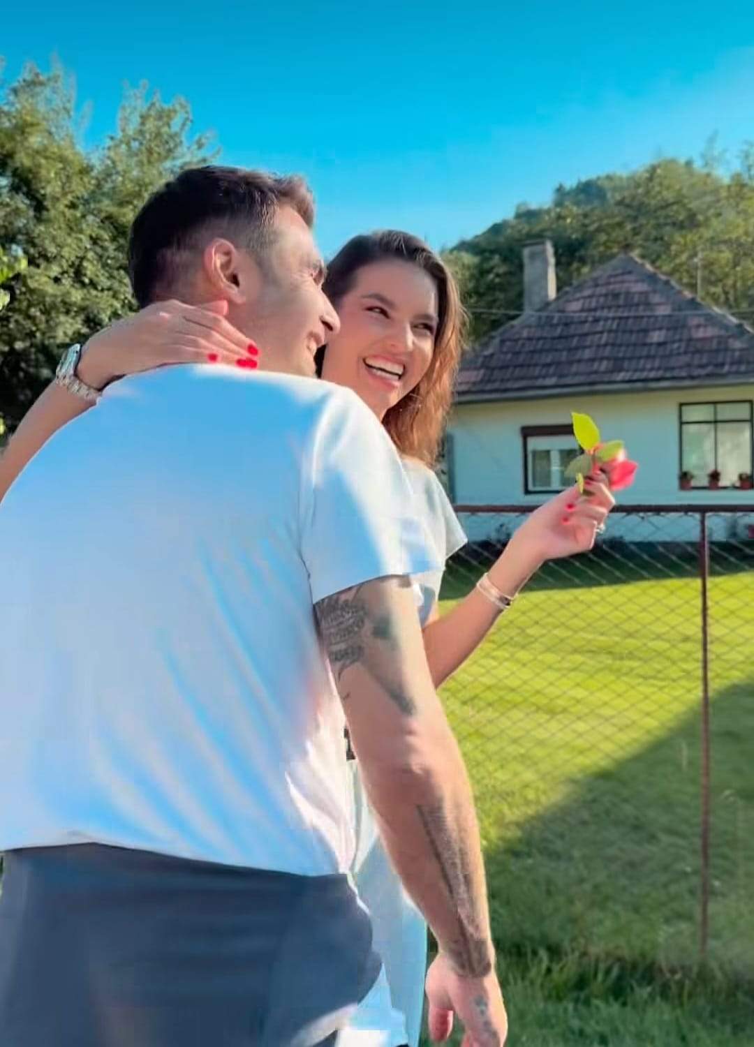 Gestul făcut de Andrian Mutu în plină stradă, pentru soția lui. Ce i-a dăruit Sandrei în fața tuturor. „Viața trăită simplu, doar după instinct!”