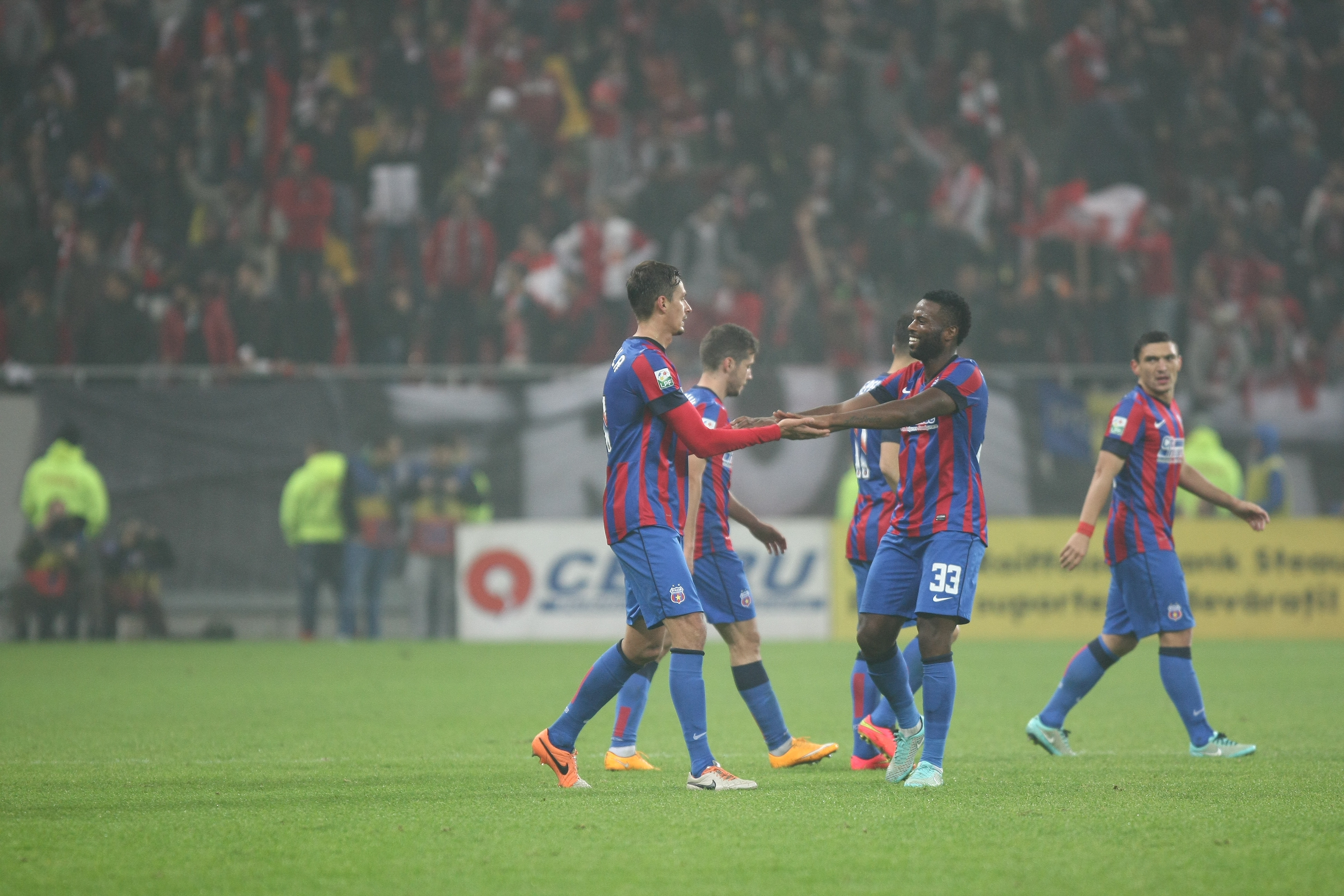 GALERIE FOTO&VIDEO/ DERBY-UL ROMÂNIEI, STEAUA - DINAMO 3-0. ^ Echipa din Ghencea i-a speriat pe ”câini” de Halloween! Szukala, Papp și Keșeru au înscris pentru roș-albaștri. Arlauskis și Bărboianu, loviți de petardele aruncate de suporteri. Băiatul lui Florentin Petre a debutat la Dinamo