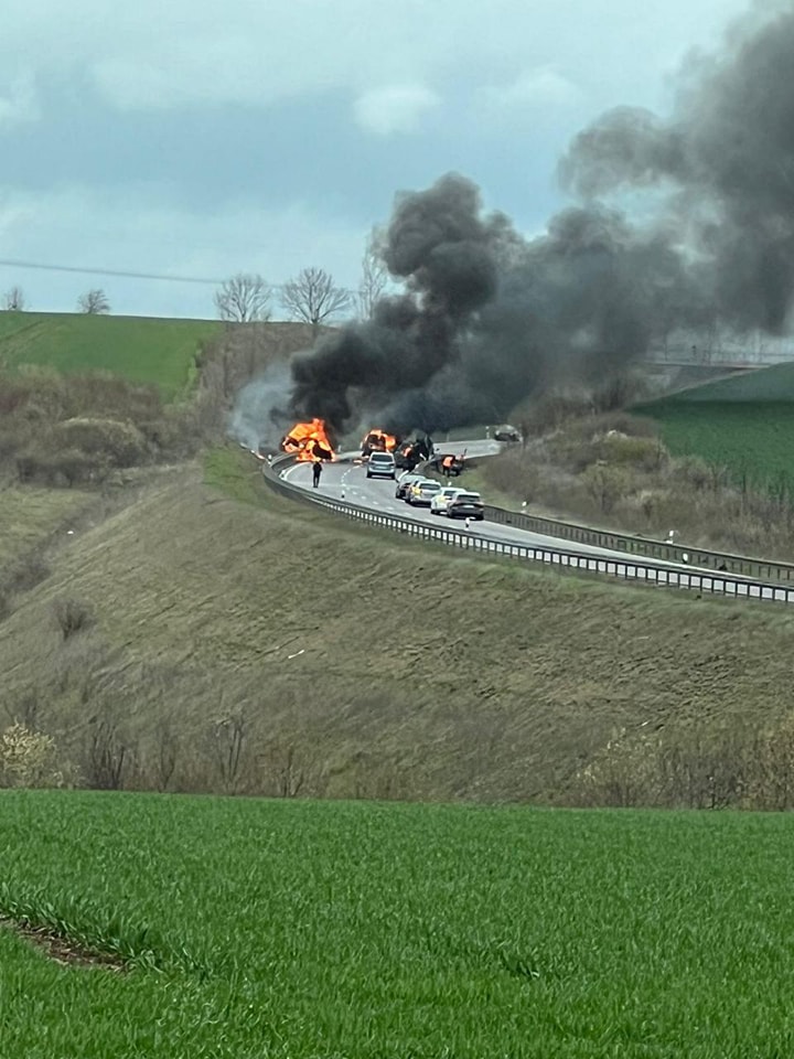 Cinci prieteni, toți de 19 ani, au murit într-un Mercedes care a ars ca o torță, după ce l-a lovit un BMW, pe o șosea din Germania
