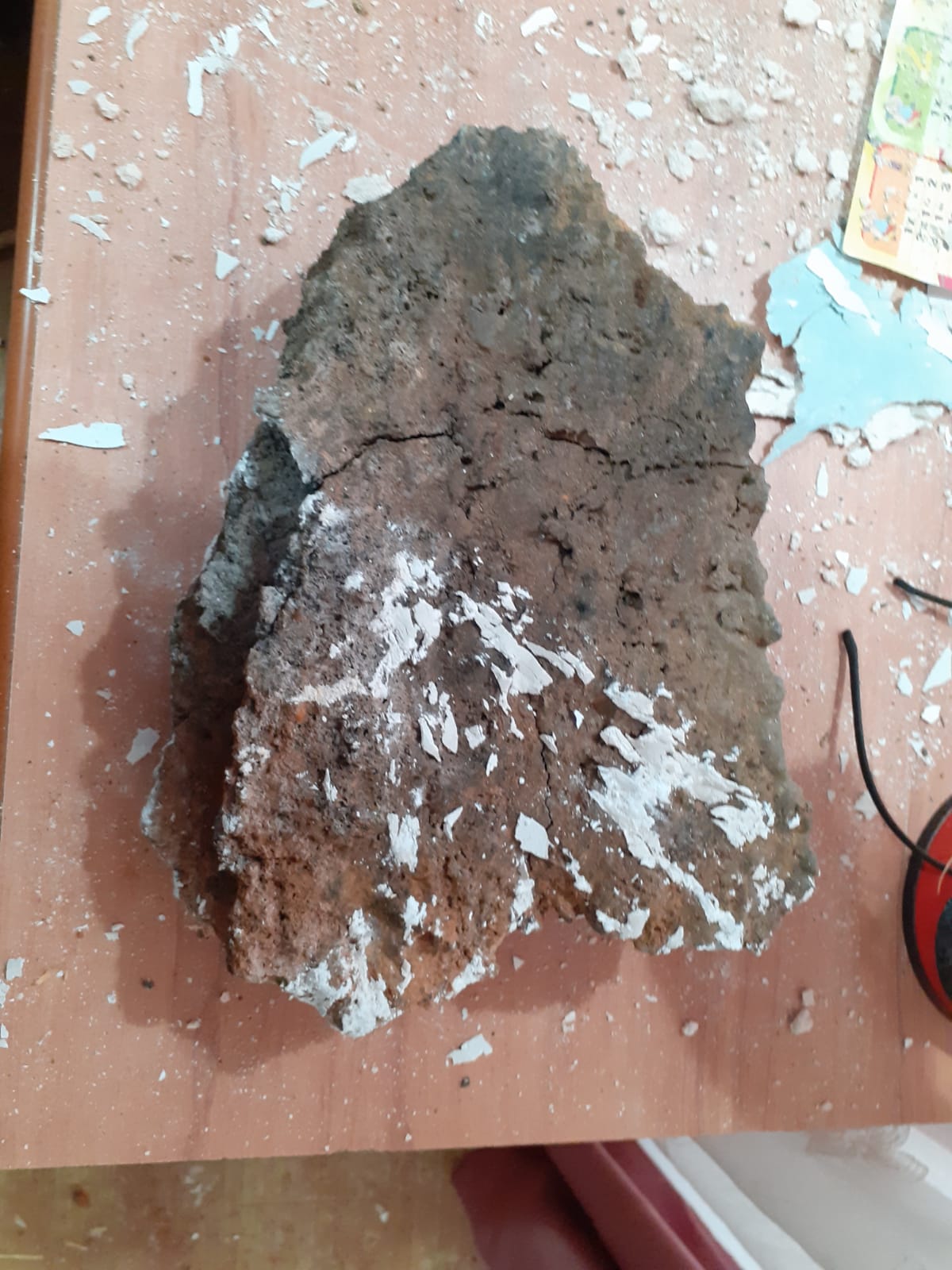 Un bolovan de 50 de kilograme a căzut prin acoperișul unei familii din Hunedoara. Autoritățile fac verificări, pentru că nu se știe de unde a venit piatra