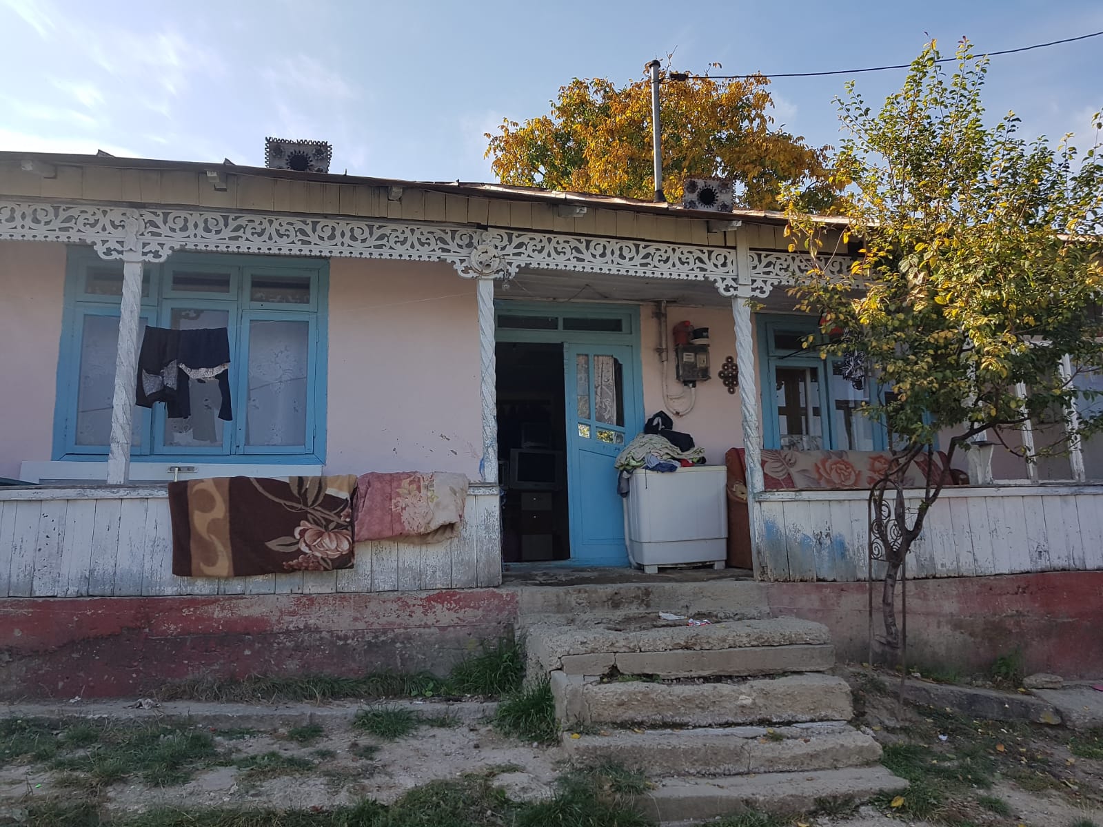 REPORTAJ: Am fost acasă la copila care merge flămândă la școală. Șapte suflete, fără speranță: trăiesc într-o cocioabă, fără frigider și aragaz și se tem că nu vor trece iarna/VIDEO&FOTO