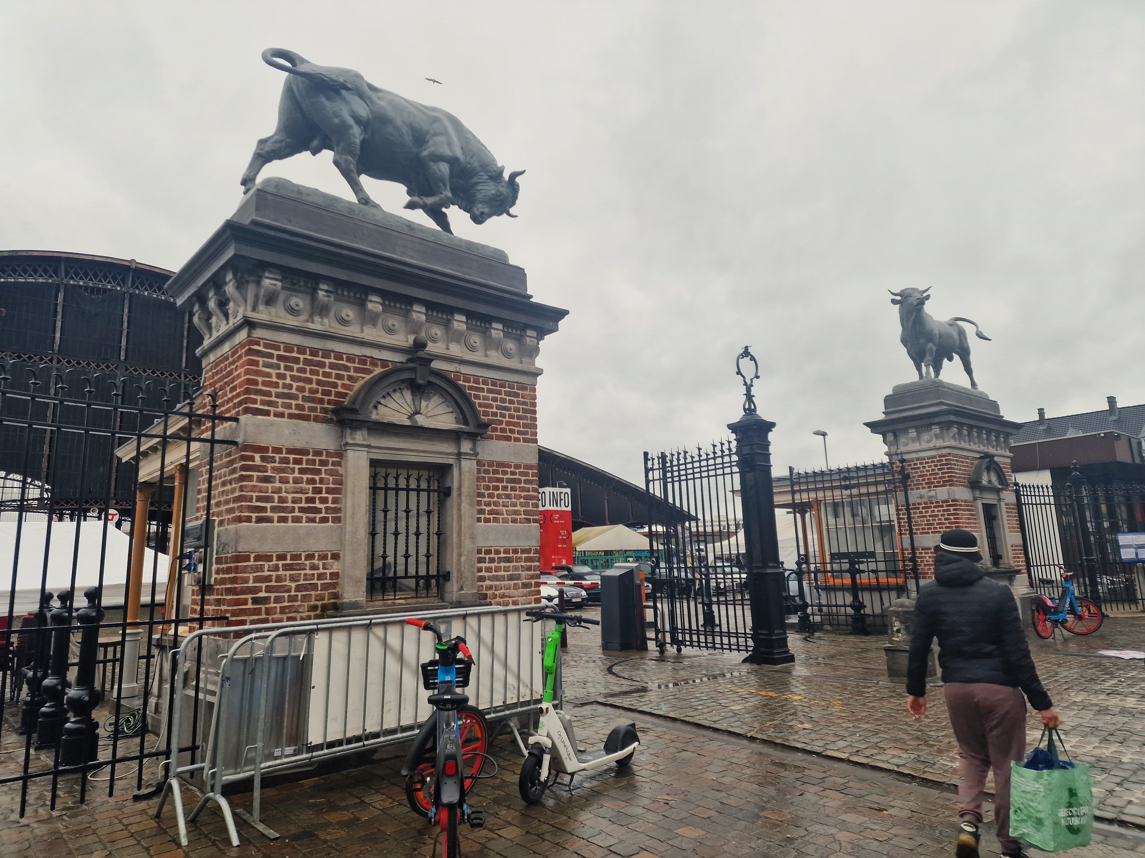 CORESPONDENȚĂ DE LA BRUXELLES. Cum a fost cucerită capitala Europei de covrigi și poale-n brâu: „60% dintre clienți sunt români, restul sunt de alte nații: belgieni, chinezi, africani”