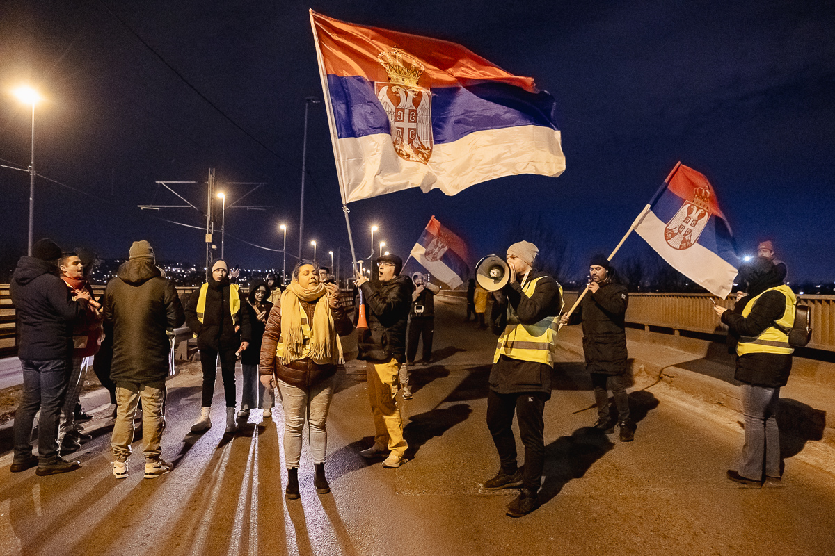 Blocadă pe un mare pod peste Dunăre din Belgrad. De aproape 4 luni, sârbii strigă „Corupția ucide!” | Video/Fotogalerie
