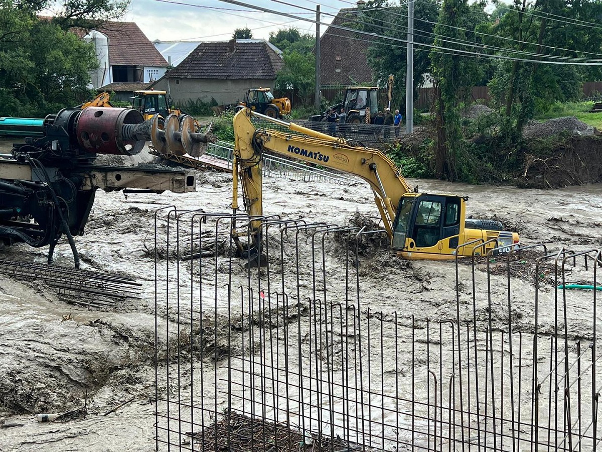 Un pod în construcție a fost distrus de viitură, în Covasna. Rupere de nori duminică de dimineață, utilaje grele luate de ape