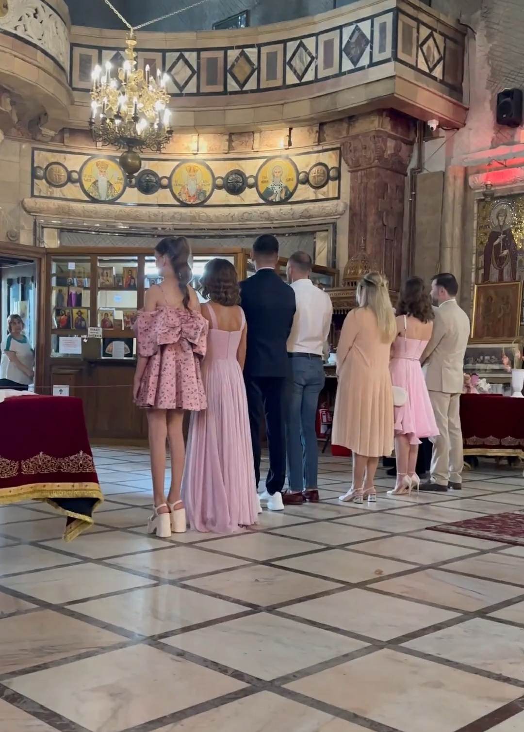 Andreea Antonescu și-a botezat fetița, pe Venice Victoria. Cum a apărut îmbrăcată cântăreața la biserică