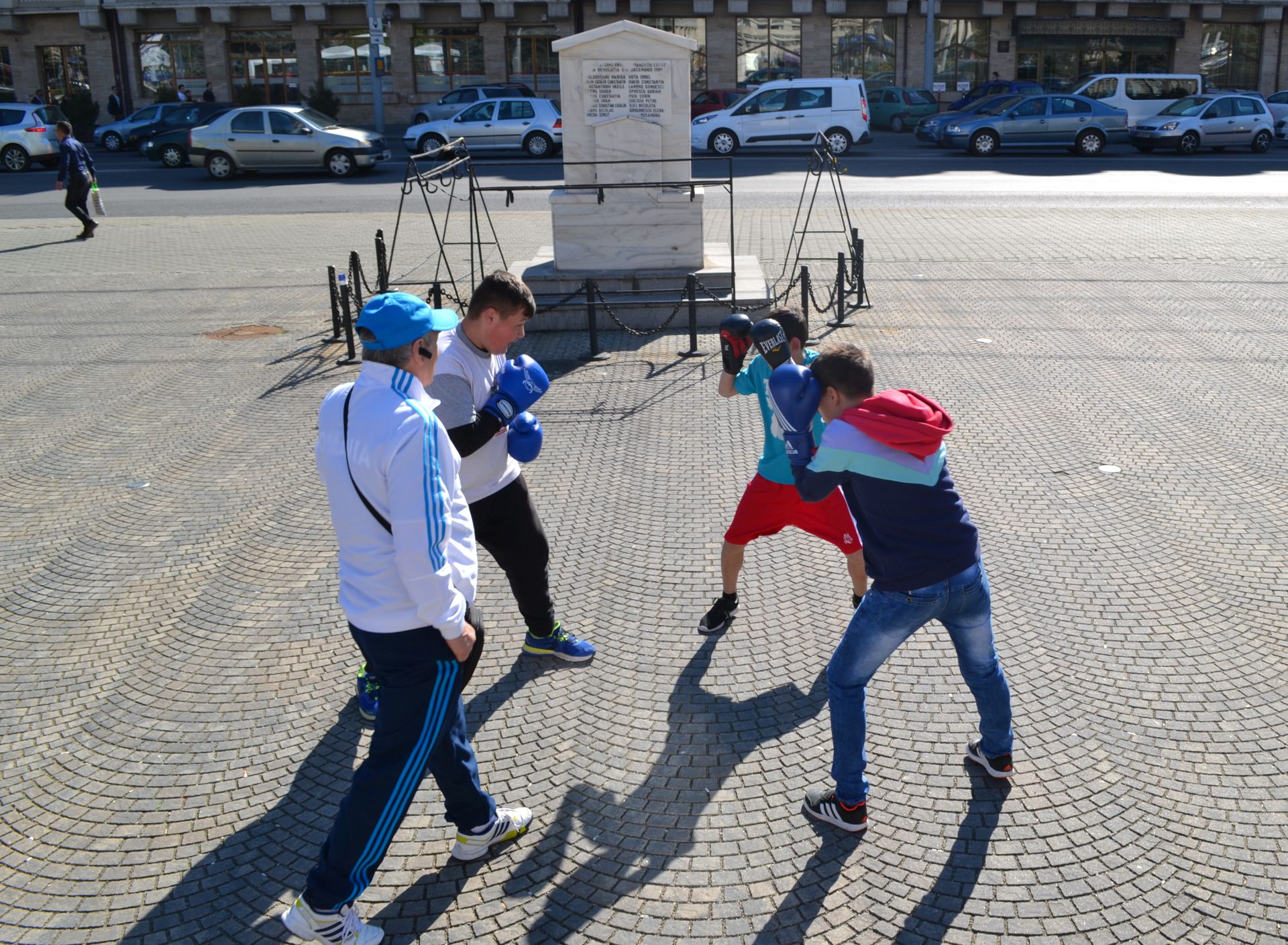 Activitatea sportivă de la CSM Ploieşti, în blocaj total! Sportivii ploieșteni se antrenează în fața Primăriei! FOTO