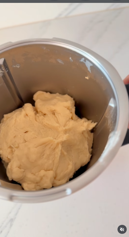 Rețeta de pâine dulce recomandată de Elwira Petre. Preparatul este ideal pentru micul dejun sau o gustare