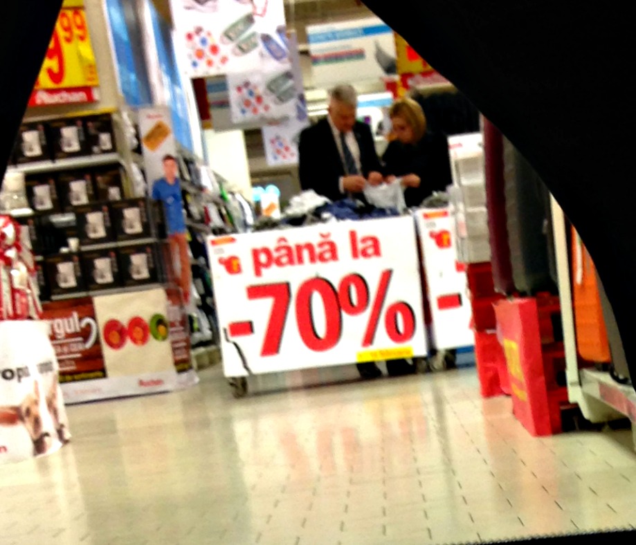 EXCLUSIV | Afaceri intime! Fostul purtător de cuvânt al Poliției Capitalei, Christian Ciocan, își cumpără chiloți cu preț redus de la grămadă (FOTO)
