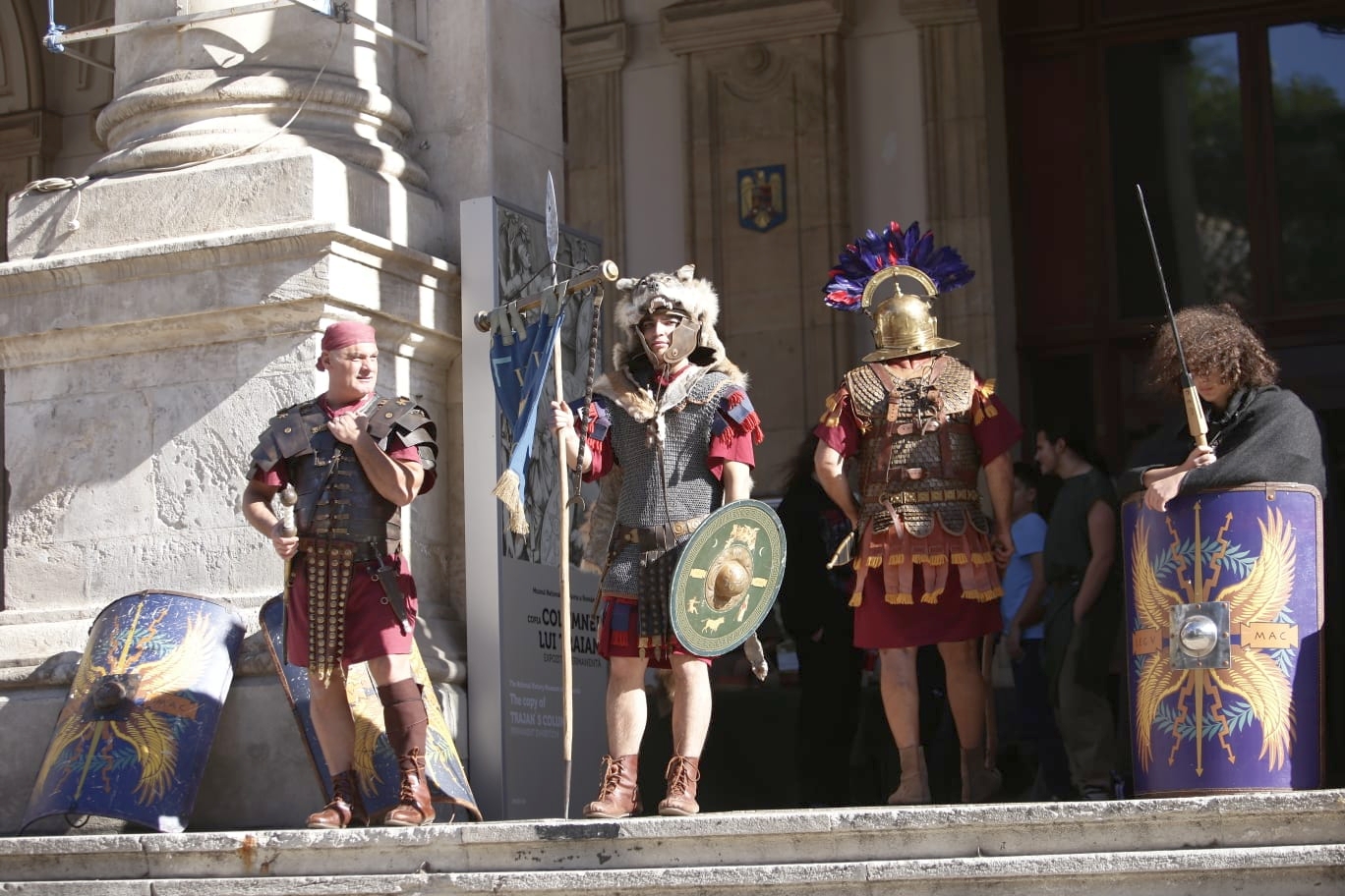 FOTOREPORTAJ. Lupte cu gladiatori pe Calea Victoriei din București, dar și mâncăruri preparate după rețete culinare antice