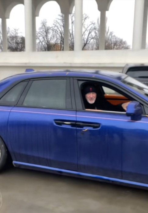 Sfatul din trei cuvinte pe care Gigi Becali i l-a dat unui tânăr de pe TikTok la biserică