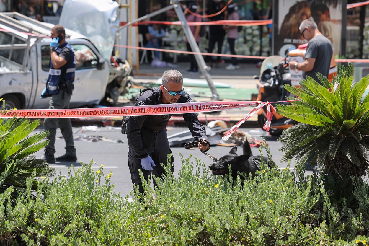 Atac terorist în Tel Aviv. Cel puțin 8 persoane, rănite după ce un atacator a intrat cu mașina în mulțime, apoi a înjunghiat un trecător