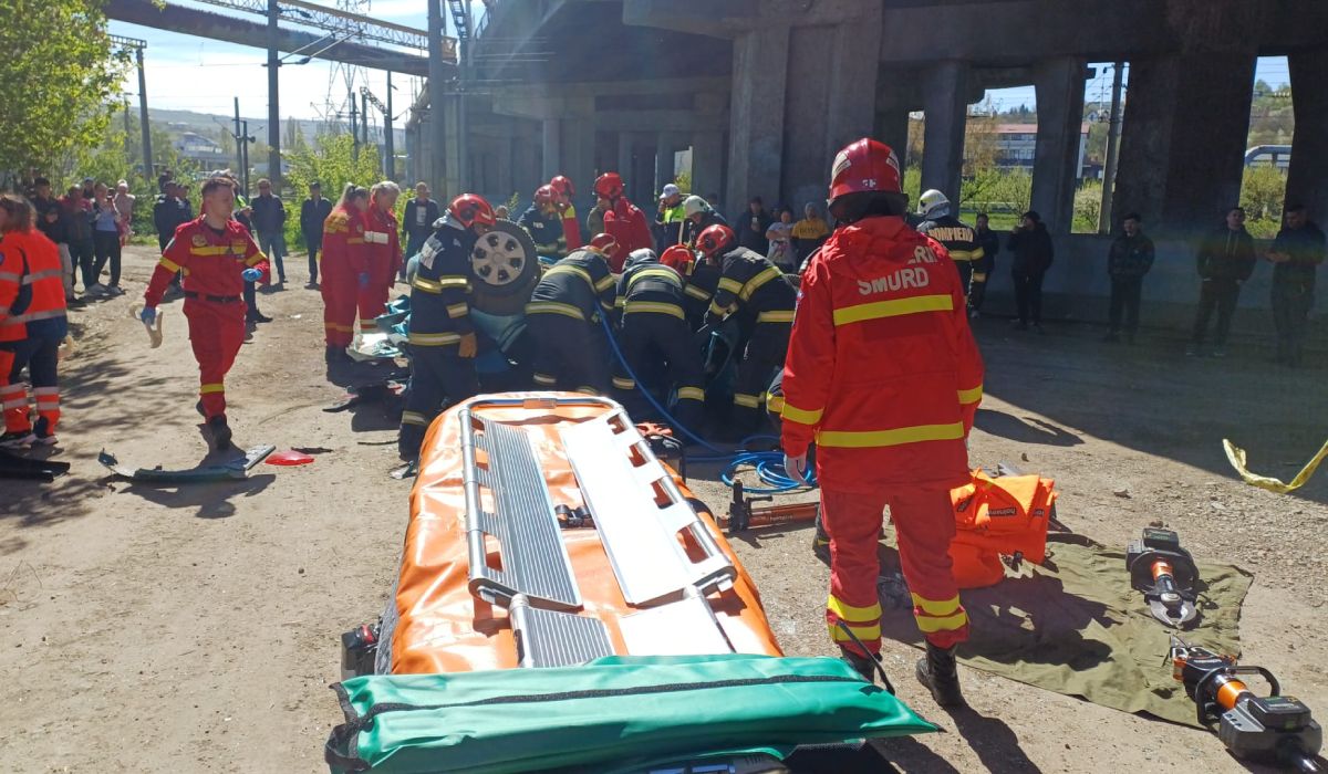 O mașină lovită de un TIR pe podul Bucium din Iași a rupt parapetul și s-a prăbușit pe plafon
