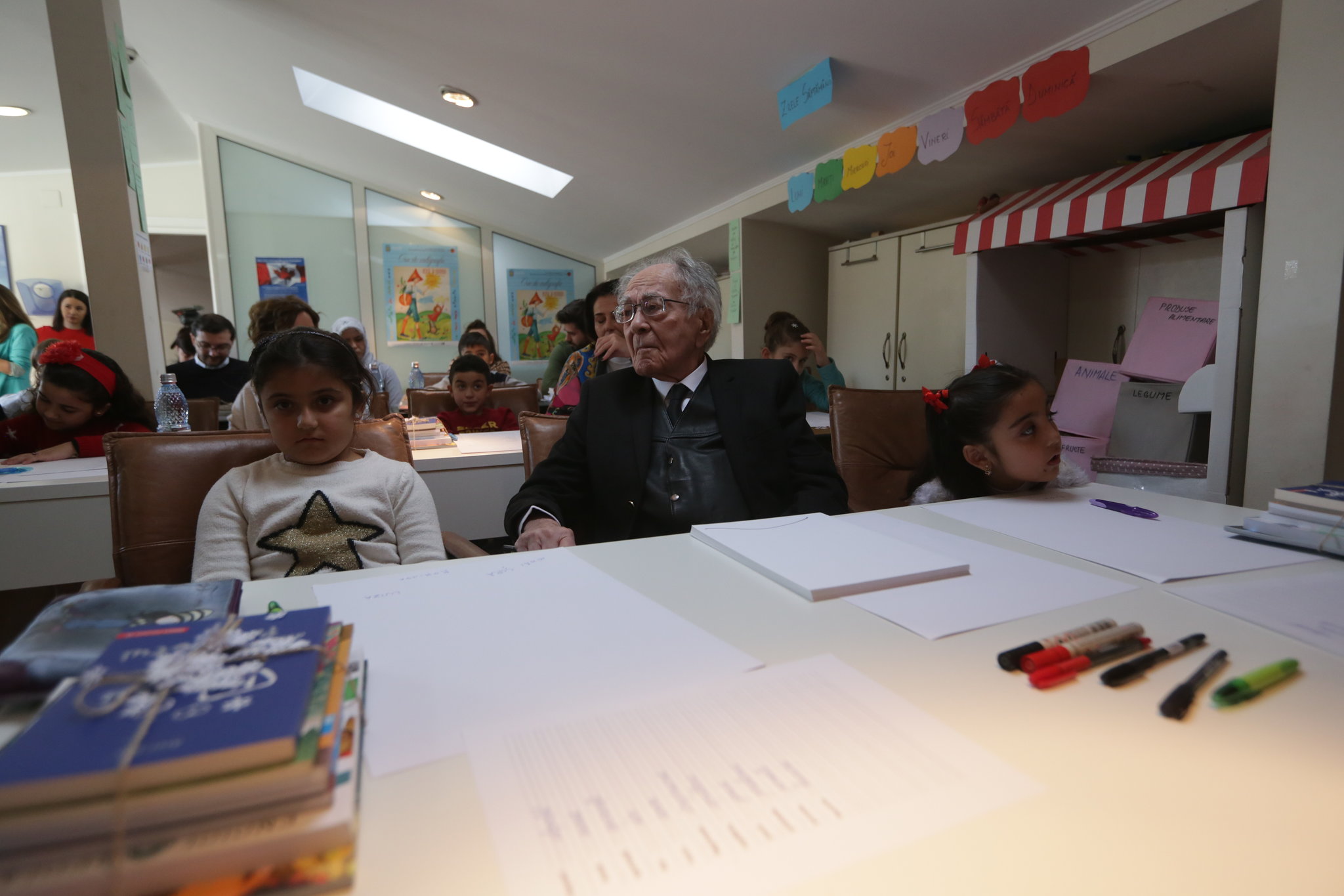 GALERIE FOTO / "Ora de Caligrafie", pentru copiii din familii de refugiaţi. Mihai Șora și Medeea Marinescu, printre invitați