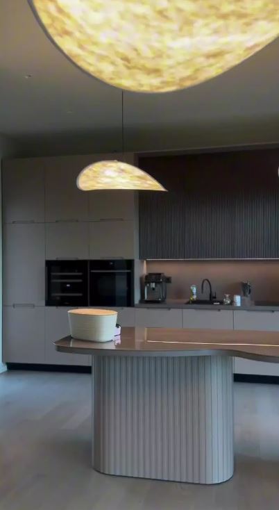 Noi imagini din casa Alinei Pușcaș. Cum arată bucătăria prezentatoarei: „Mi se pare că lustrele arată ca niște chipsuri”