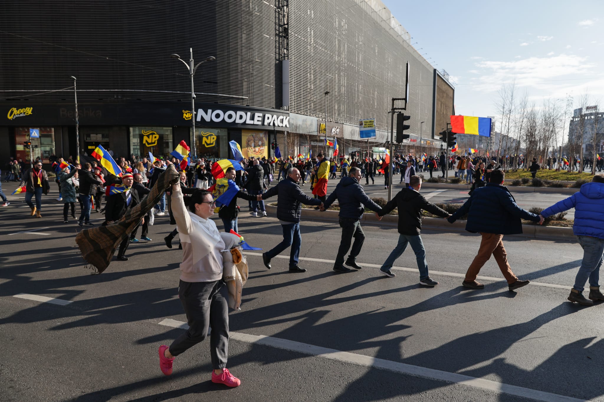 Oameni urcați pe blocuri în București ca să vadă marșul susținătorilor lui Călin Georgescu