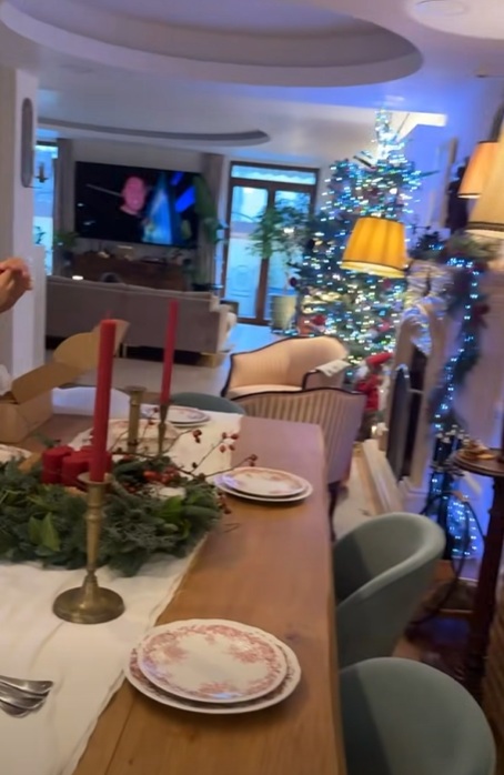 Imagini din casa lui Marius Manole împodobită de Crăciun. Ce vedete i-au trecut pragul de sărbători: „Mirosea a cozonac”