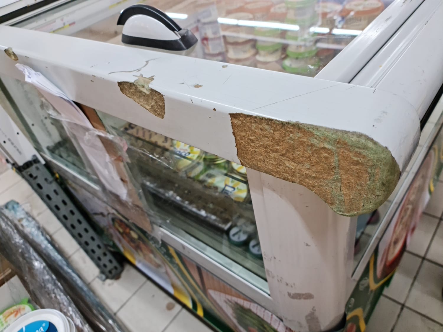 Supermarketul La Cocoş din București, amendat cu 20.000 de lei şi închis de ANPC