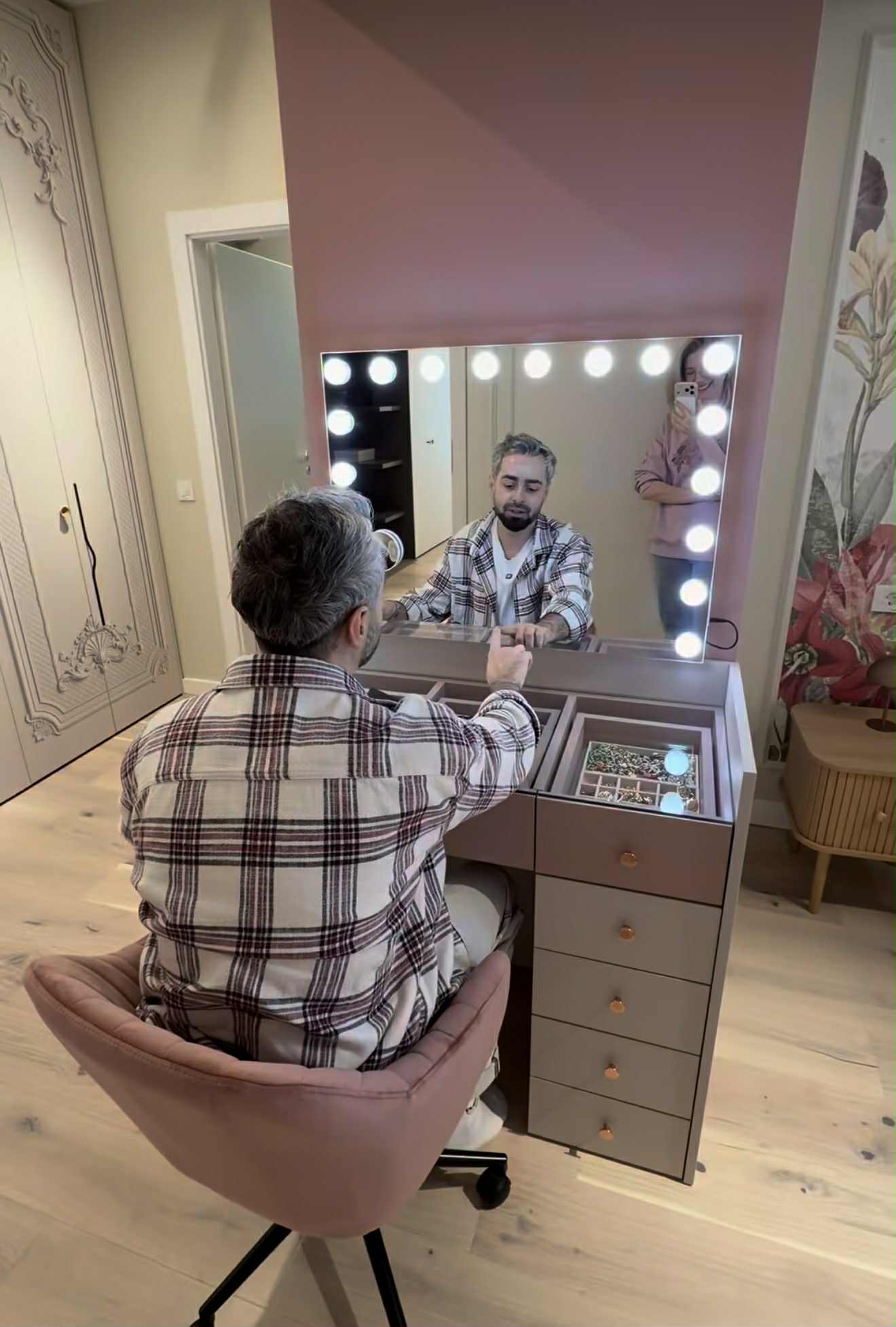 Imagini din apartamentul de lux în care locuiește Radu Bucălae cu soția. Mobila e făcută la comandă, la sfatul designerilor de interior