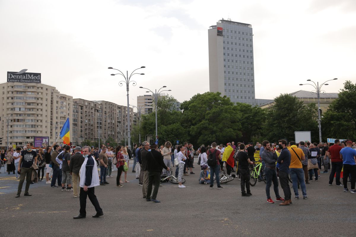 UPDATE: Protest în fața Guvernului, în prima zi de stare de alertă, deși mitingurile sunt interzise în această perioadă. Două persoane au fost ridicate de jandarmi