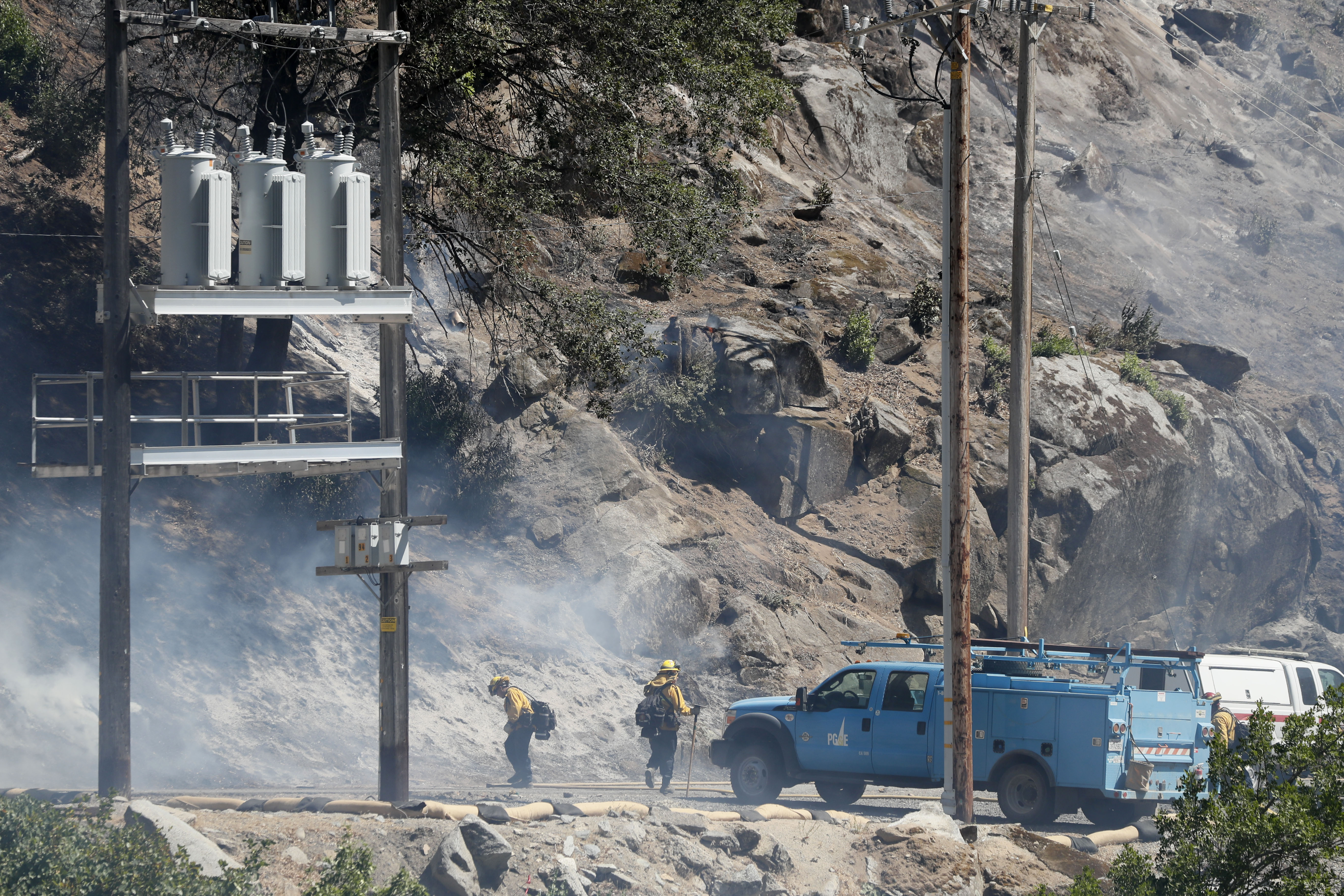 Incendiul uriaș din California creează propriul climat. Cu ce se luptă peste 5.400 de pompieri americani