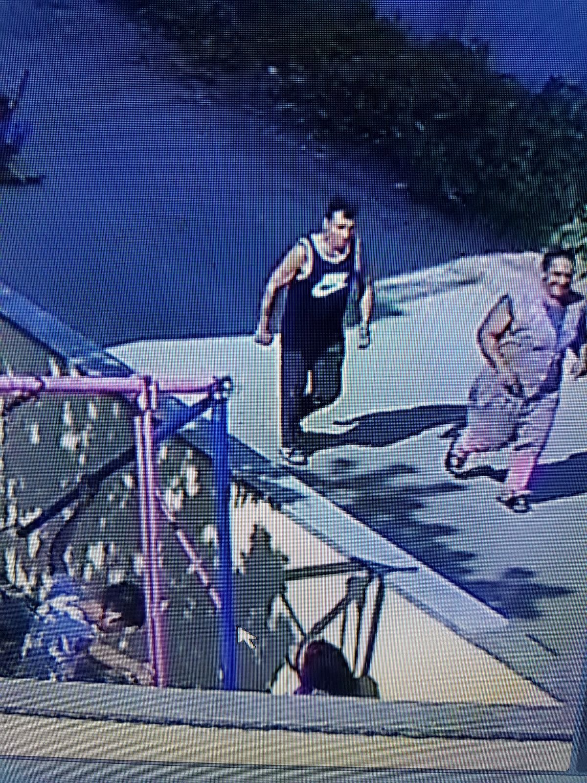 Hoţii au spart toate apartamentele dintr-un bloc din Ilfov! Au plecat acasă cu mobilier şi electrocasnice