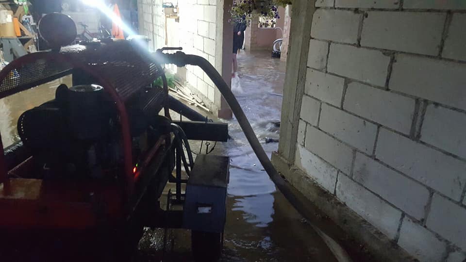 Inundații în Prahova, după ploile torențiale de marți noaptea. Zeci de gospodării au fost inundate în Bărcănești / FOTO