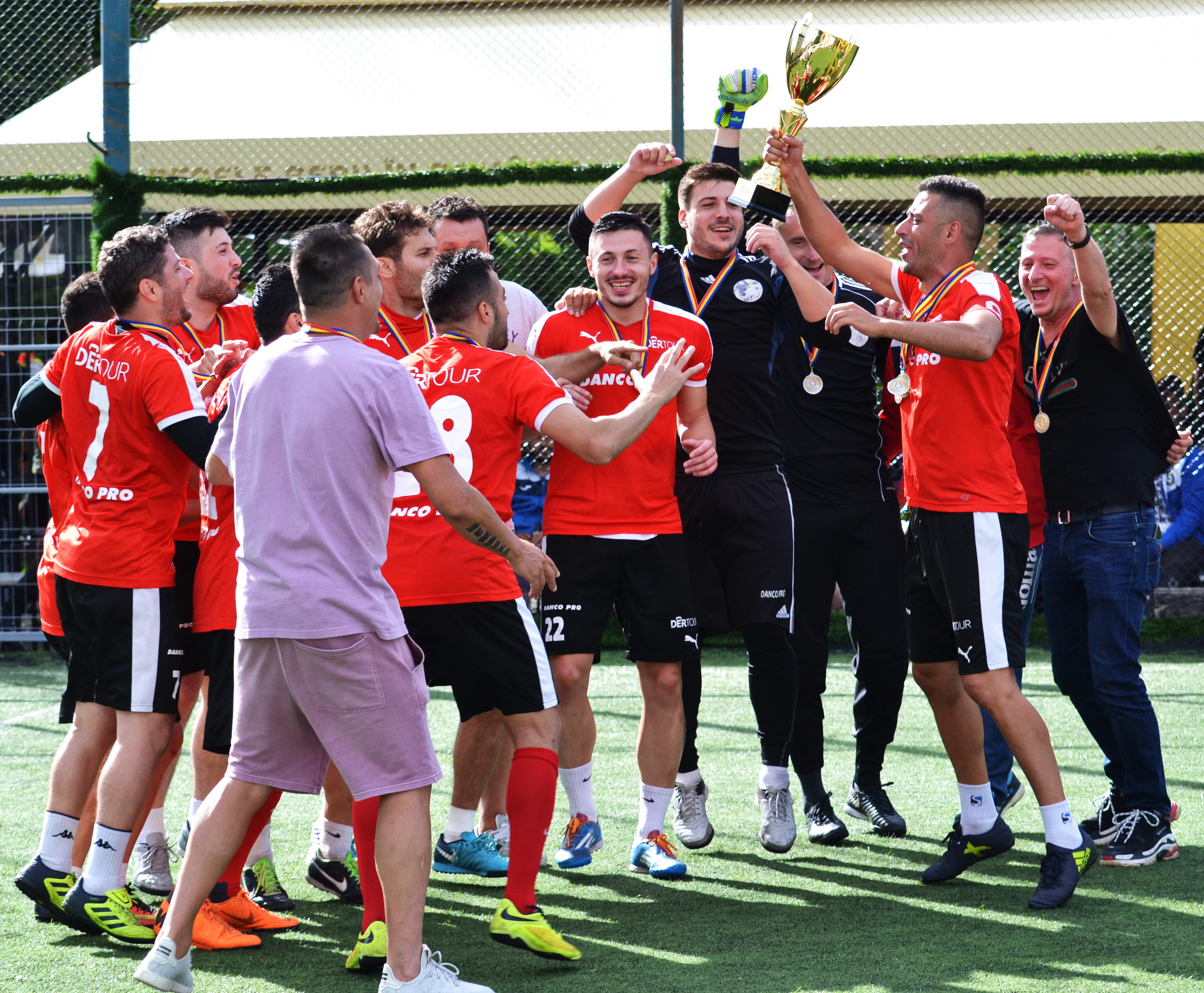 Danco Pro București a câștigat Cupa României la minifotbal, cu Adrian Boingiu - antrenor și Florin Matache - portar. Boingiu va fi mazilit de la naționala U19 | FOTO