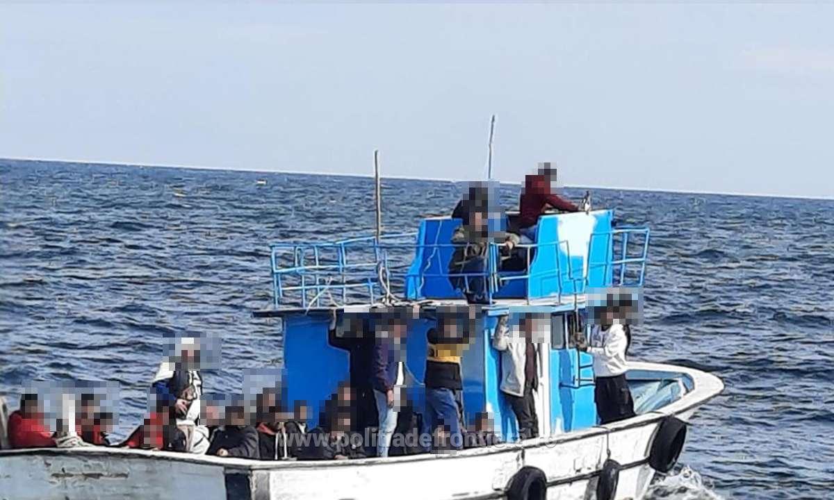 Operațiune de salvare în Marea Neagră, după ce o barcă cu zeci de migranţi, inclusiv copii, a fost depistată lângă Vama Veche