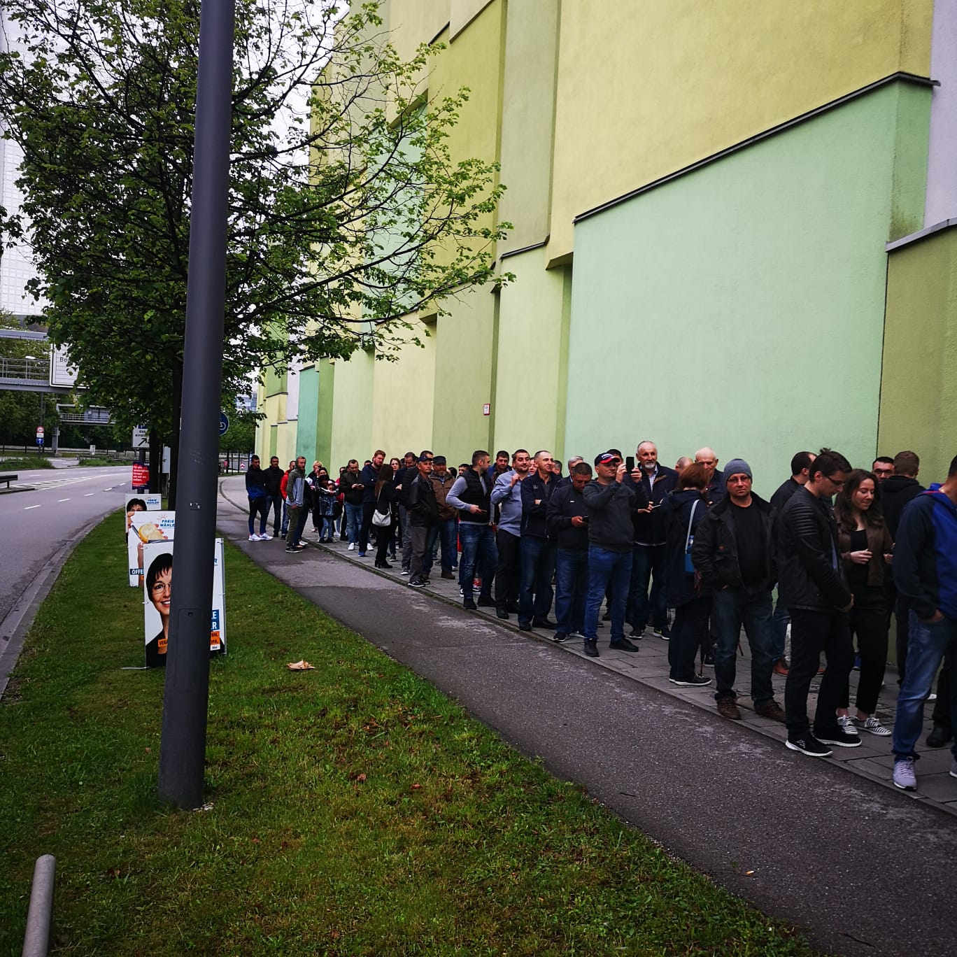 FOTO, VIDEO | Imagini incredibile la Londra: coadă interminabilă la secția de votare din cartierul botezat „Little Romania”! Mobilizare exemplară a diasporei și în Germania, Italia, Olanda și Belgia