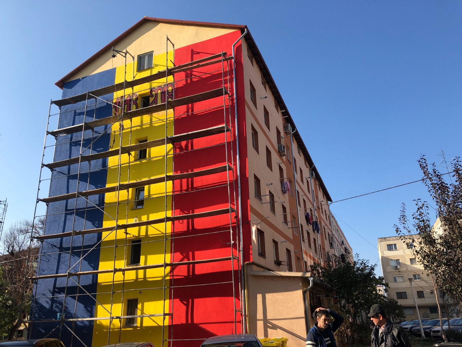 FOTO/ Gest de Centenar: Un bloc din Timișoara a fost vopsit în culorile drapelului României