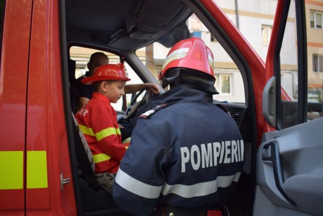 Un puști de 6 ani din Botoșani, mare fan al pompierilor, vizitat de Ziua Copilului de angajații ISU Botoșani