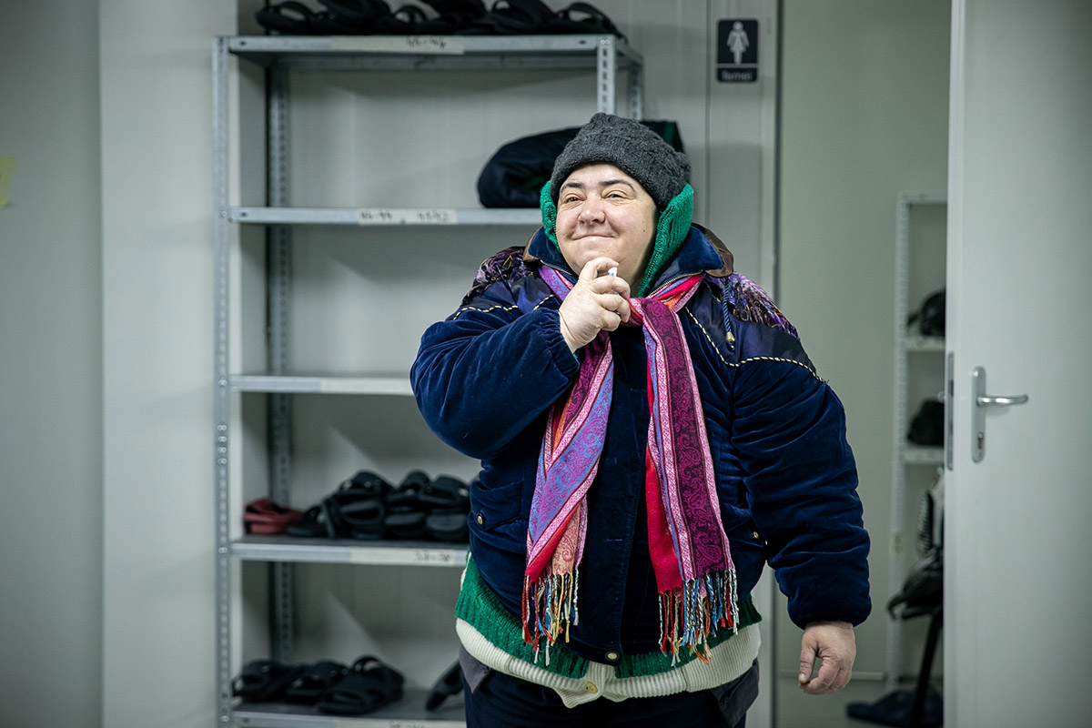 Cum e noaptea dintre ani pentru oamenii fără adăpost,  care abia își duc zilele. Revelion cu urme de artificii pe cer și o felie de tort de ciocolată