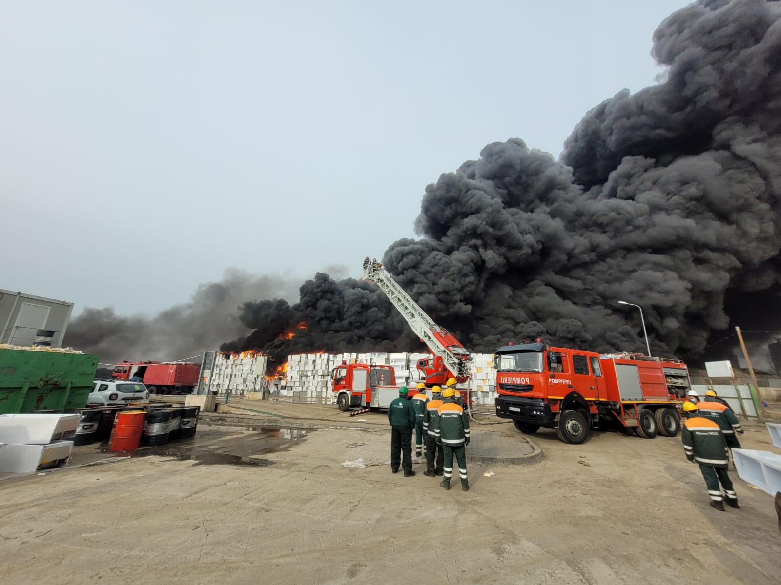 VIDEO | Reacția Gărzii de Mediu Buzău, după  incendiul de marţi: „Din păcate, atmosfera este poluată. Am dispus APM să facă determinări asupra calităţii aerului”