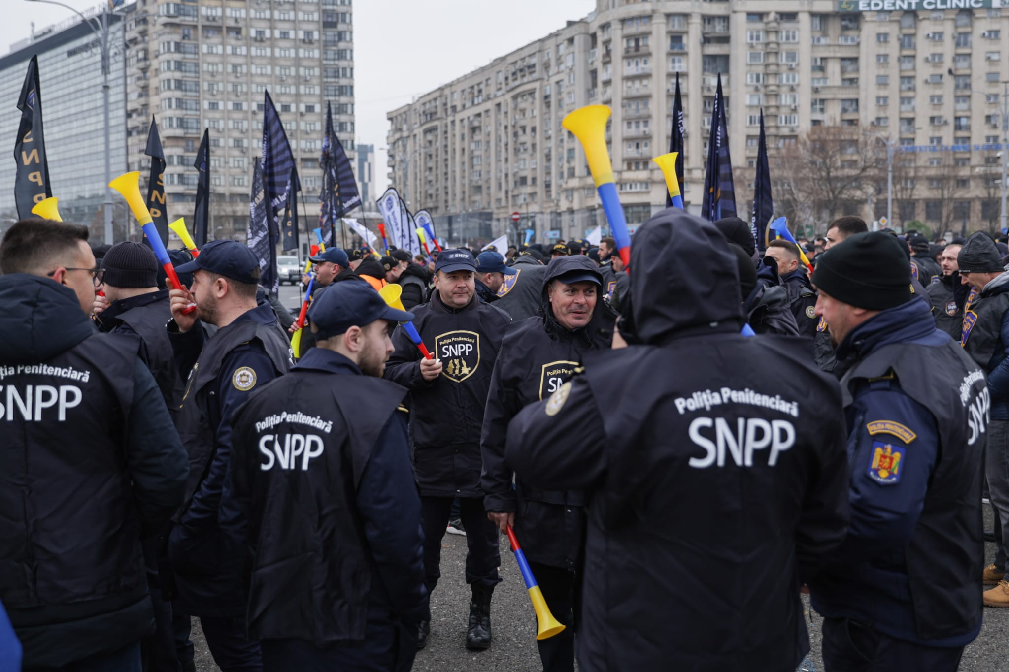 Protest în Piața Victoriei al sindicatelor din penitenciare faţă de Ordonanţa „trenuleţ”: „Guvernul nu îngheaţă salariile, ci le taie”