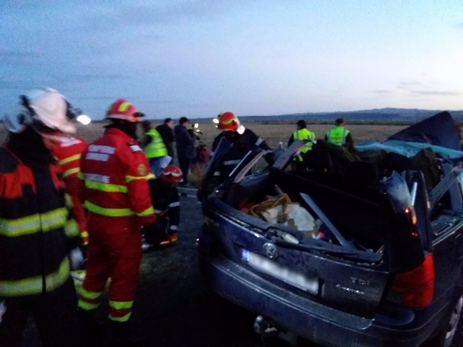 FOTO&VIDEO/ Bilanțul accidentului de pe DN2E a crescut la 5 morți. Un preot, sora, cumnatul şi unul din copiii acestuia au murit în accident