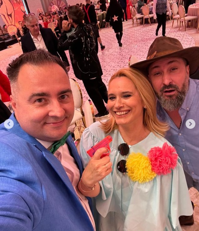 Cât costă rochia purtată de Andreea Esca la nunta Roxanei Hulpe. Ținuta nu a fost pe placul tuturor fanilor: „Nu arată bine deloc”