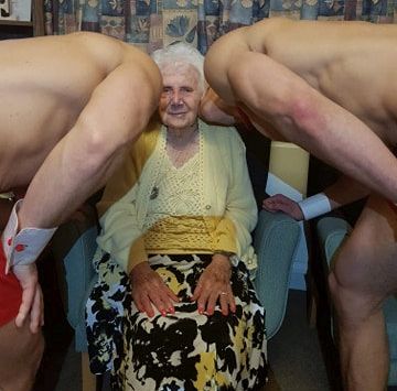La 100 de ani, a petrecut cu stripperi. Surpriza hot pe care i-au făcut-o rudele | FOTO