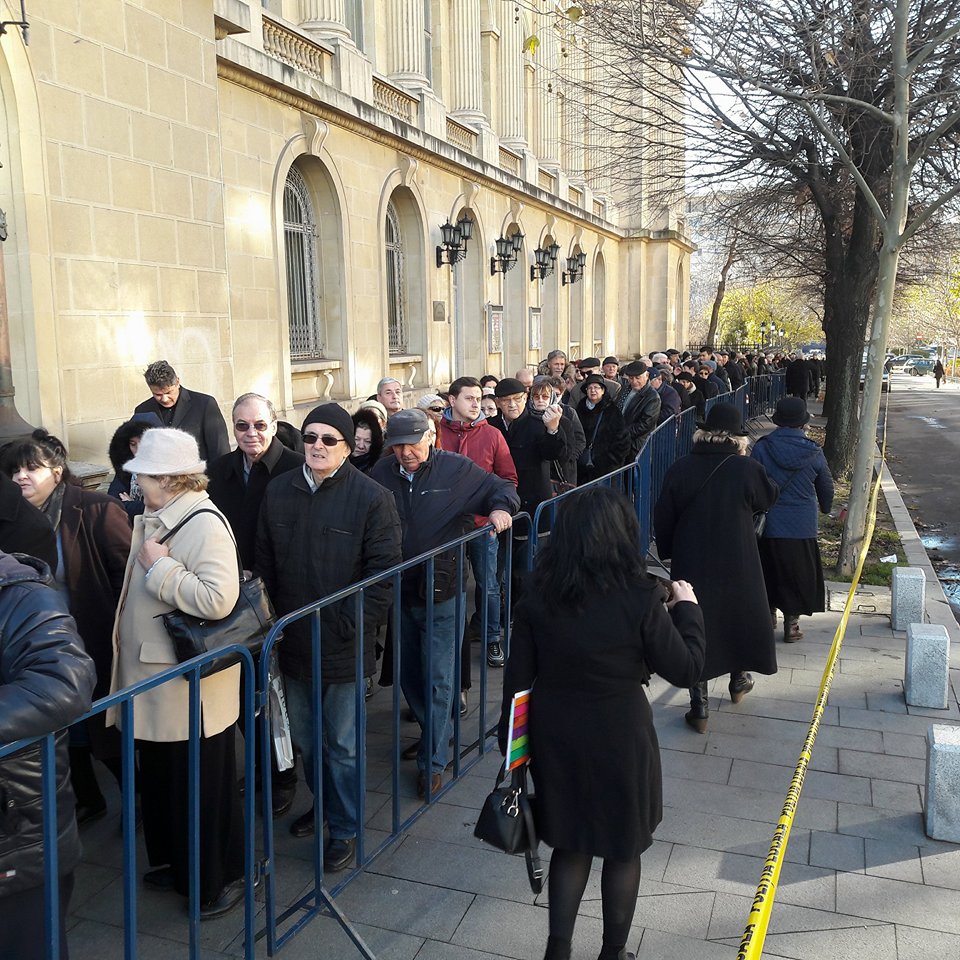 FOTO & VIDEO | Mii de oameni la Palatul Regal, în a doua zi de pelerinaj. ”Atât mai putem face pentru regele nostru. Lacrimi și flori”