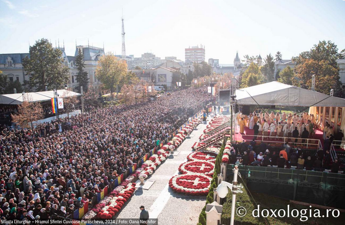 Cea mai mare Liturghie ținută în Moldova, la Iași: 35.000 de oameni s-au rugat Sfintei Parascheva, alți 46.000 stăteau la coadă pentru a ajunge la moaște