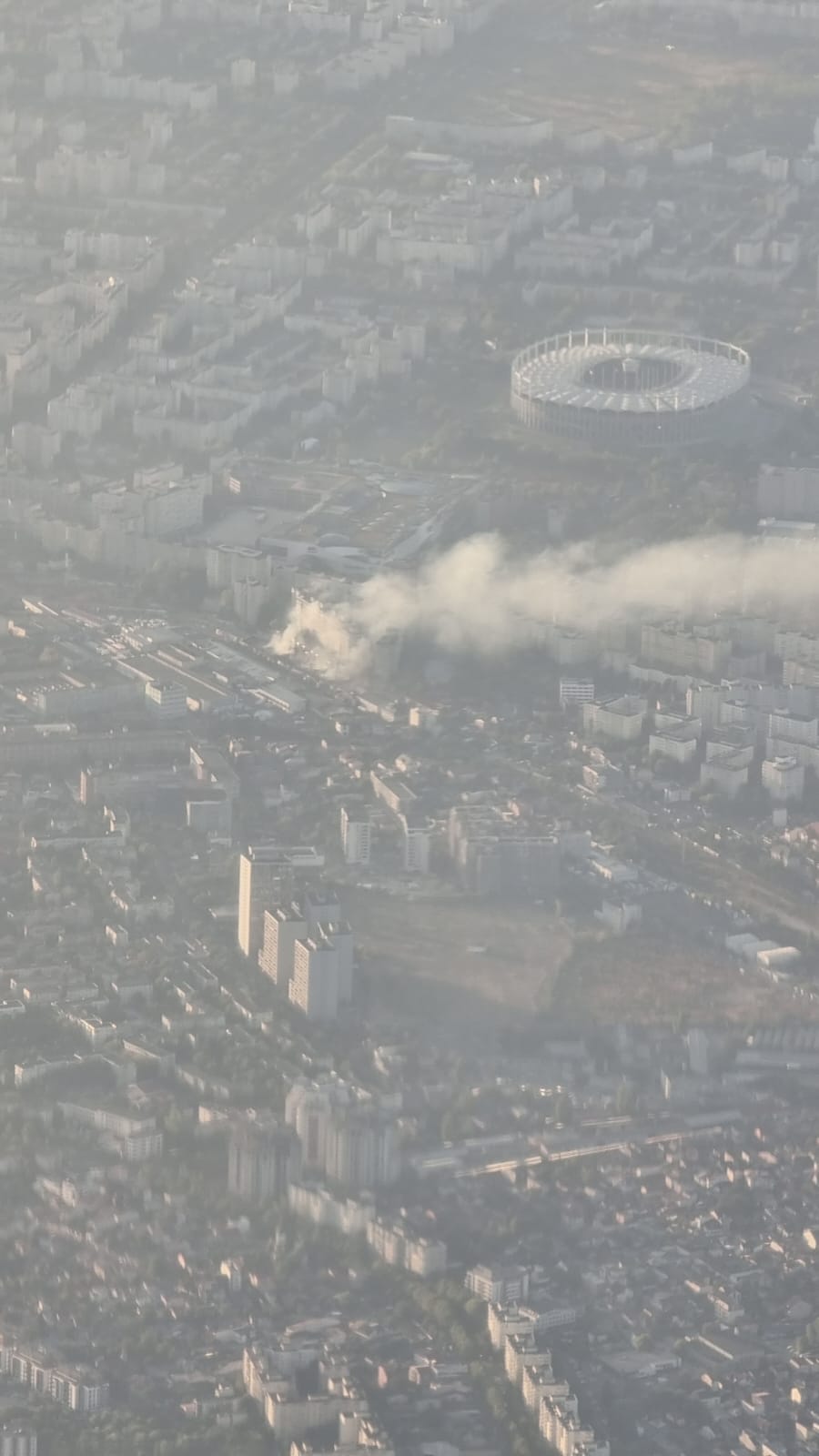 Fumul de la incendiul de la depozitul Antrefrig, din București, se vede și din avion, miercuri dimineață