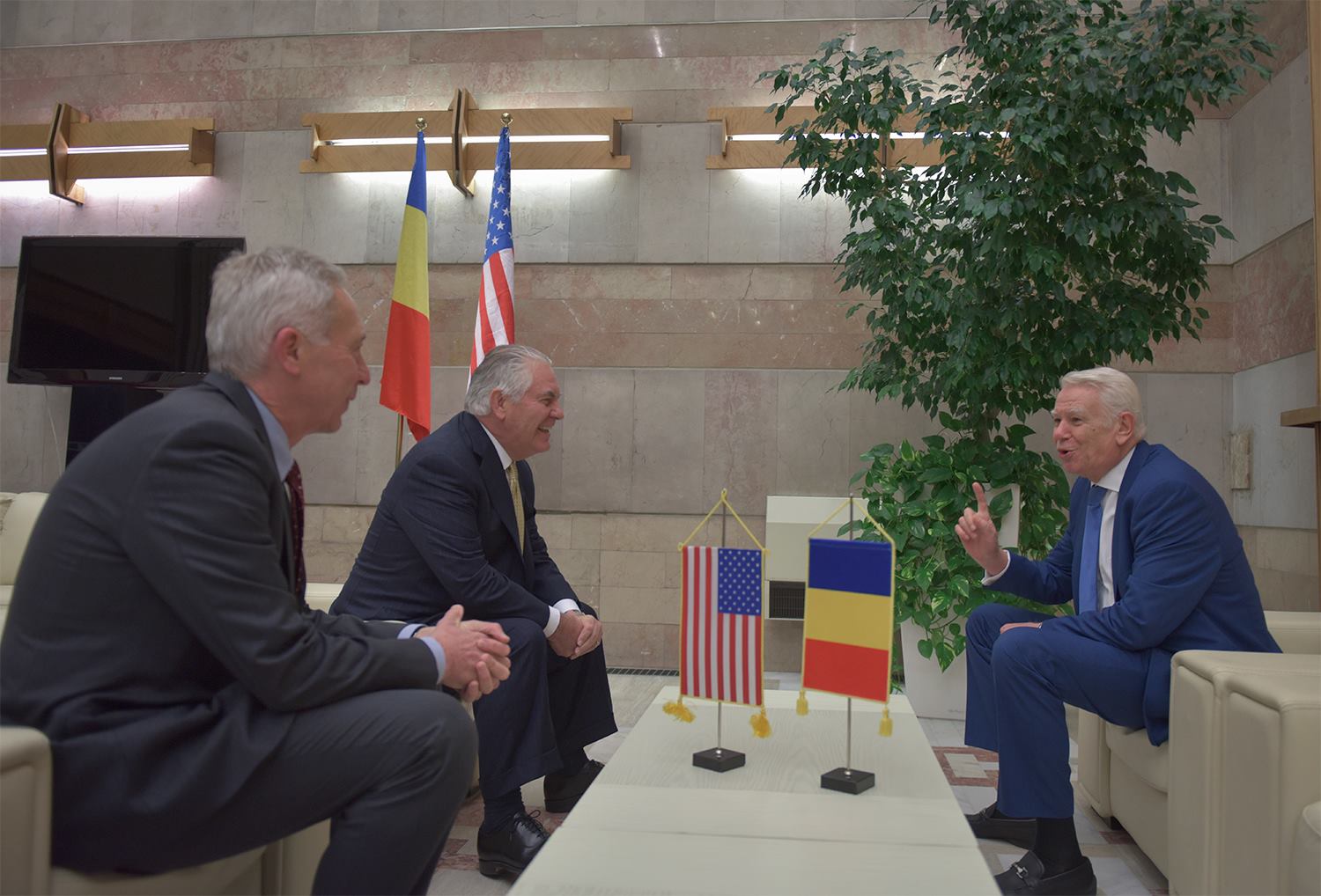 FOTO | Rex Tillerson a efectuat o vizită-fulger la București. Șeful diplomației americane, întâmpinat de Teodor Meleșcanu