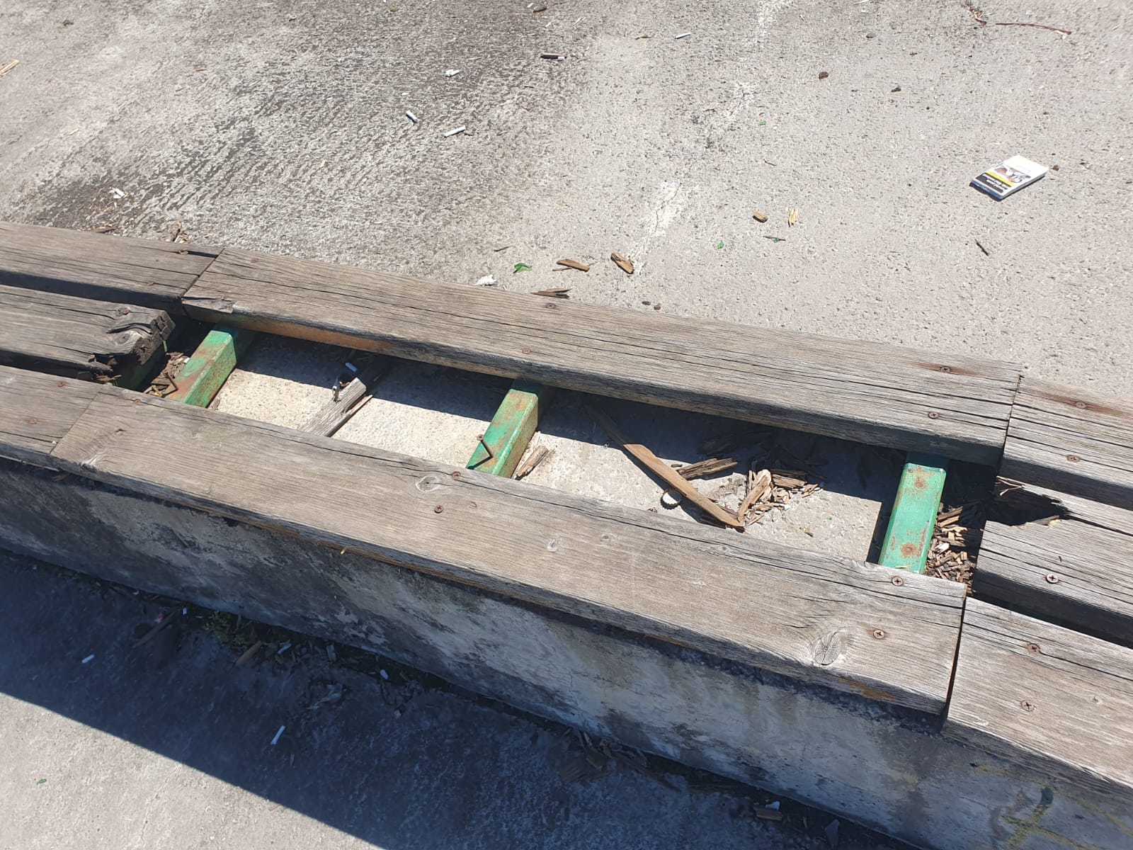 Apocalipsa din Parcul Tei: complexul de distracții abandonat, bănci vandalizate, munți de gunoaie, pontoane devastate. Pericol iminent de tragedii!