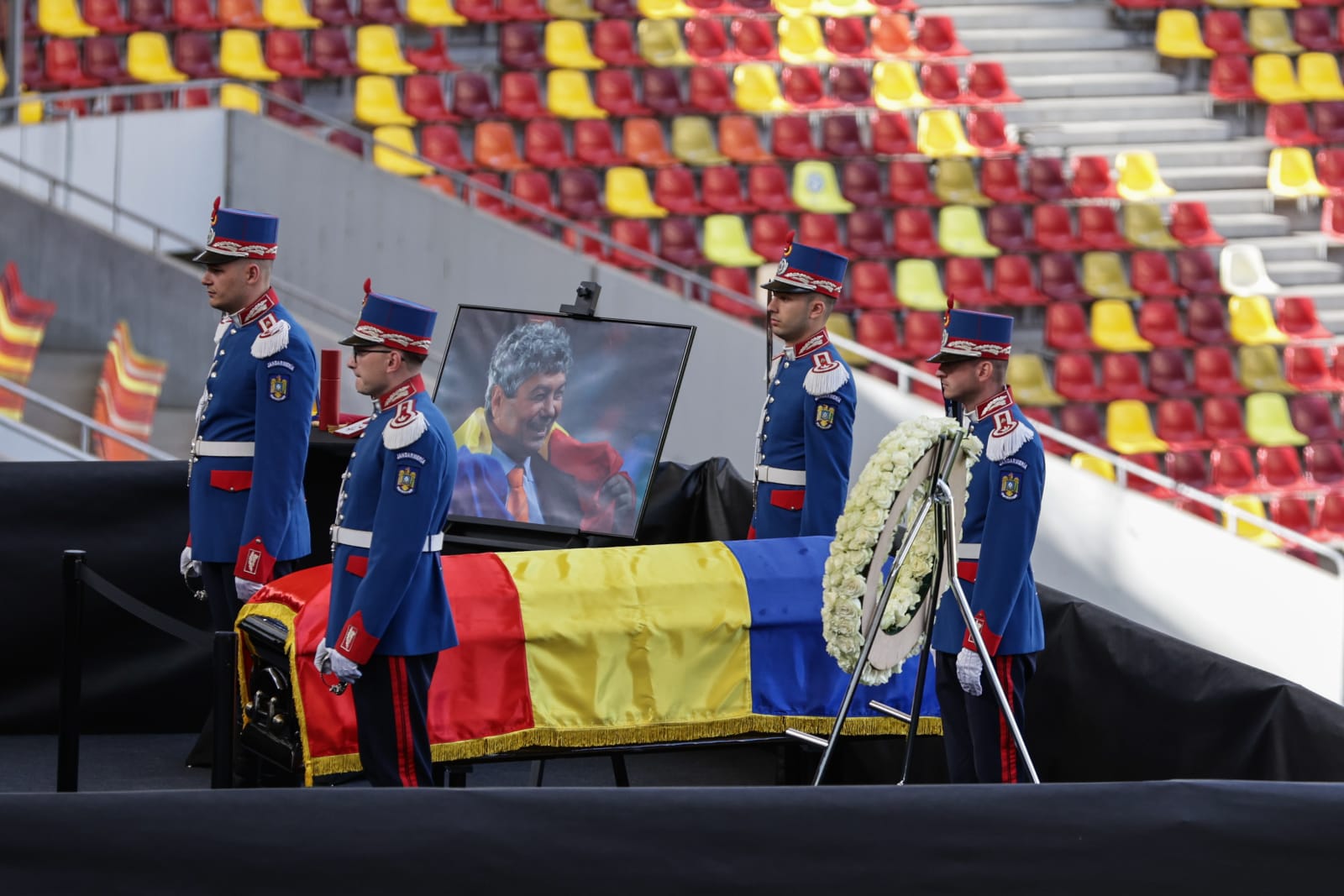 Live Video Mircea Lucescu a ajuns pentru ultima oară pe Arena Națională. Sicriul cu trupul neînsuflețit al legendarului antrenor, depus pe stadion