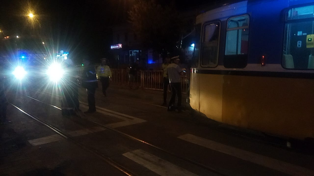 Un pensionar de 81 de ani a fost accidentat grav de tramvai, la Iași. Ca prin minune, nu a fost atins de roți |VIDEO