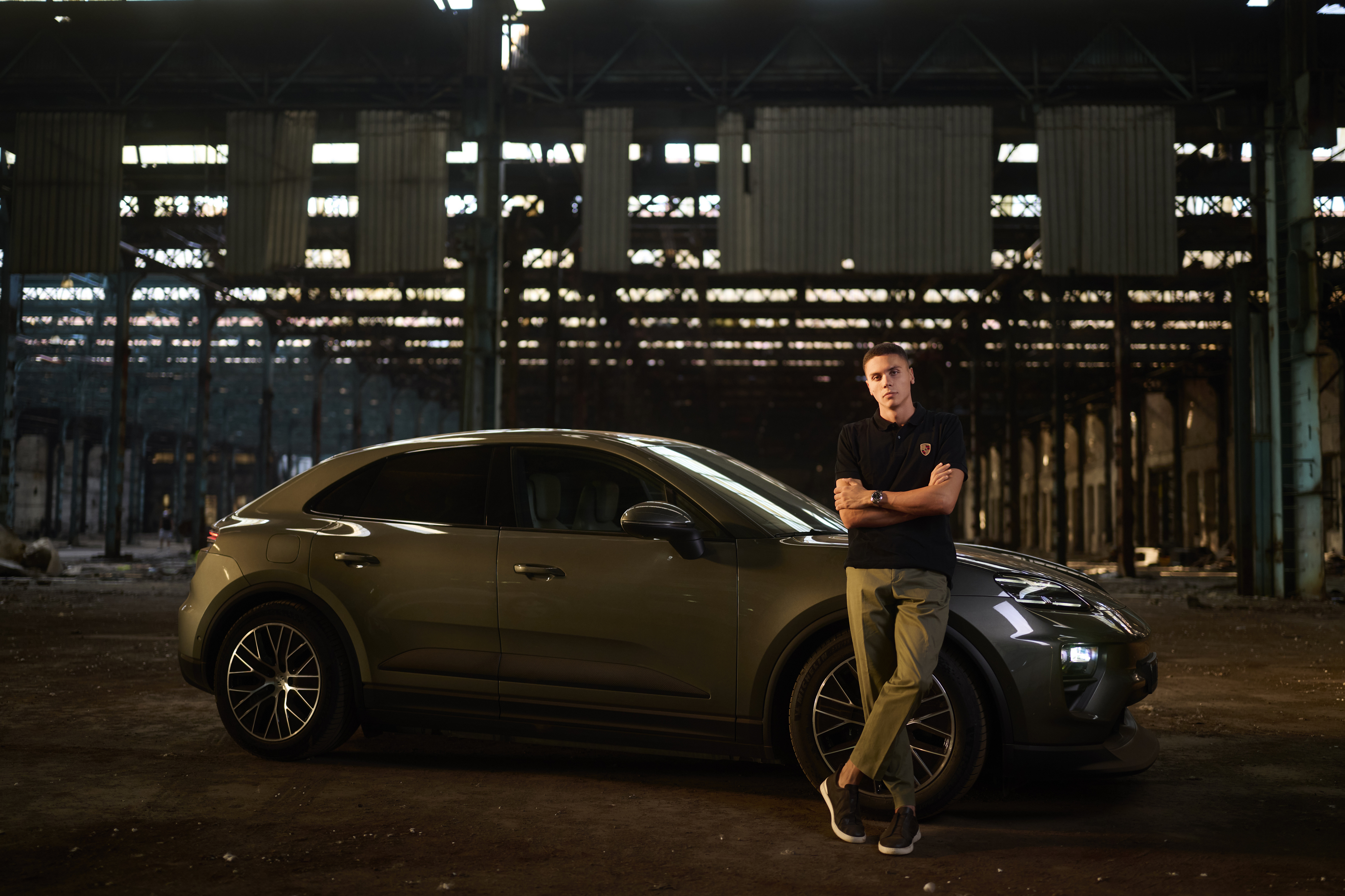 David Popovici a semnat un nou parteneriat: ședință foto specială pe străzile din București cu un Porsche Macan Electric