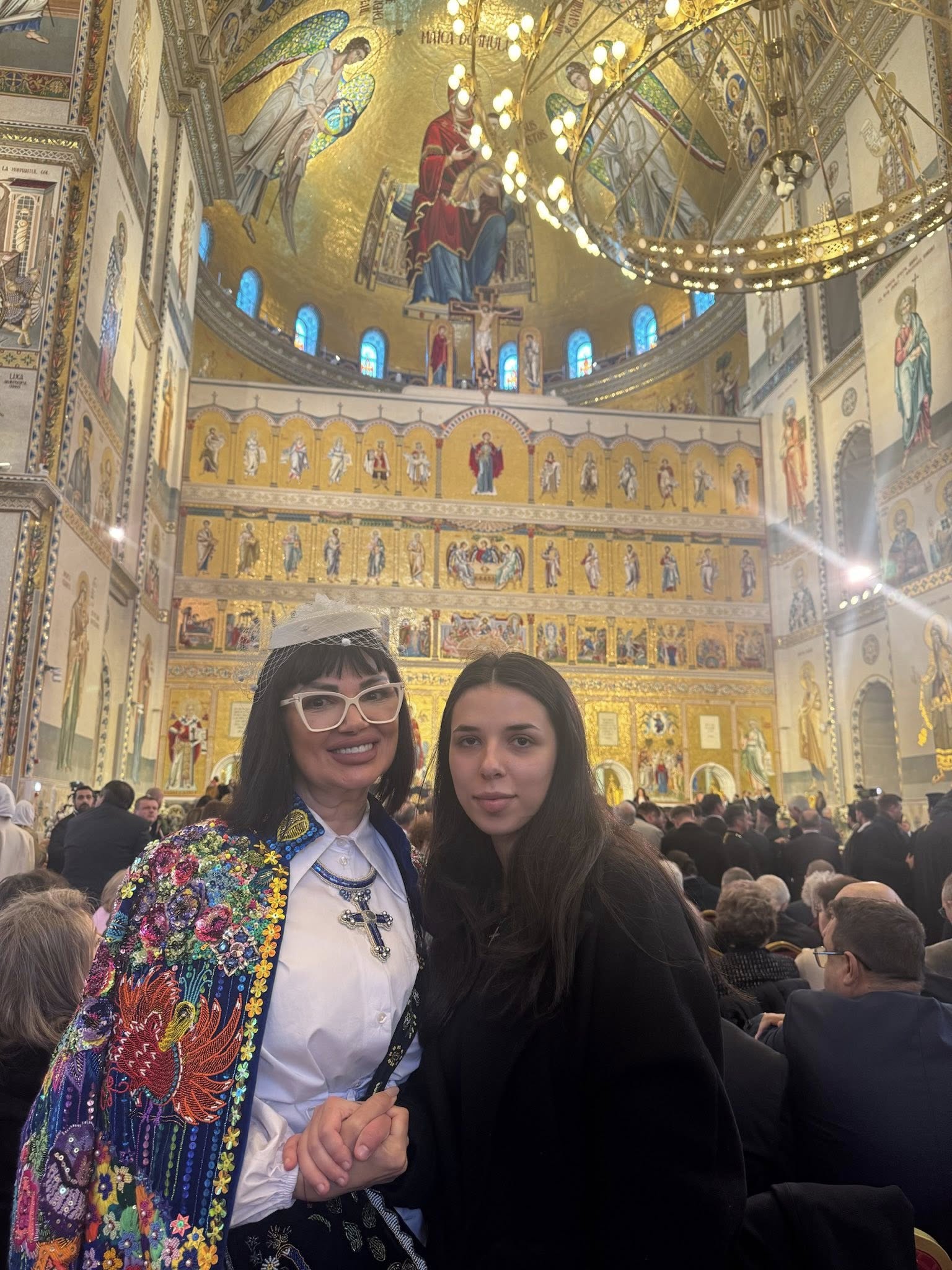 Cum au apărut Ozana Barabancea și fiica ei la sfințirea Catedralei Mântuirii Neamului. Ținuta nonconformistă a vedetei a atras atenția tuturor